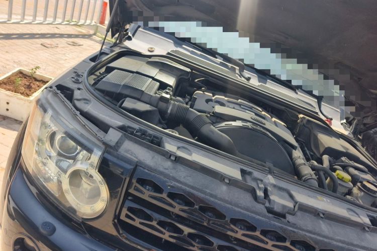 Used Land Rover Discovery 2011 3.0 SDV6 HSE Diesel Version Engine Bay Right