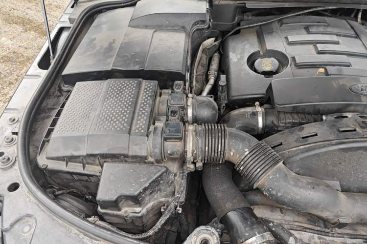 Used Land Rover Discovery 2011 3.0 SDV6 HSE Diesel Version Engine Bay Right