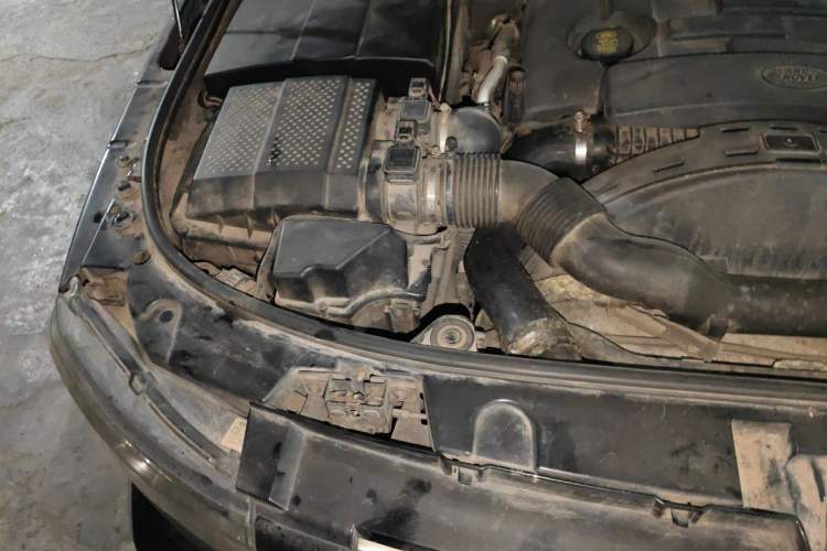 Used Land Rover Discovery 2011 3.0 SDV6 HSE Diesel Version Engine Bay Right