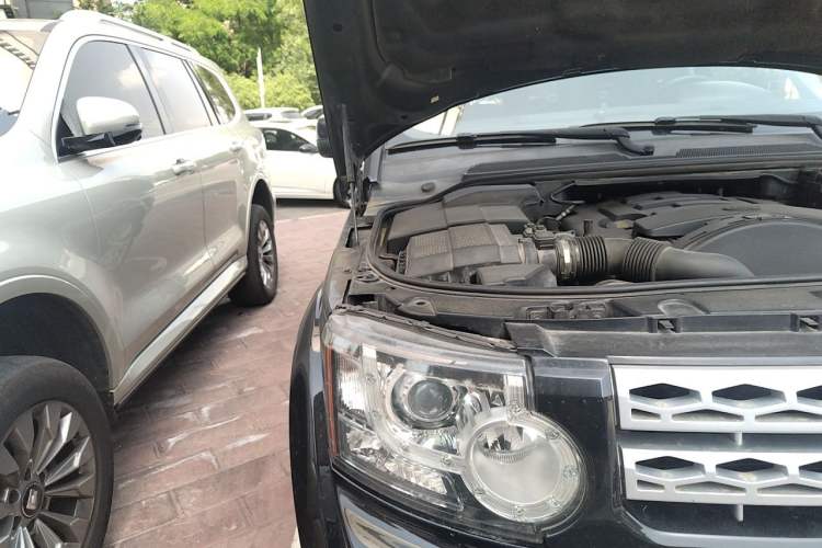 Used Land Rover Discovery 2011 3.0 SDV6 HSE Diesel Version Engine Bay Right