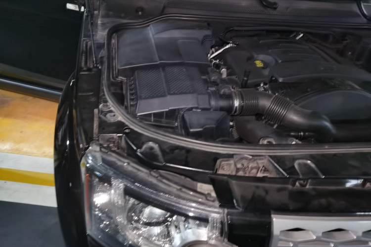 Used Land Rover Discovery 2011 3.0 SDV6 HSE Diesel Version Engine Bay Right
