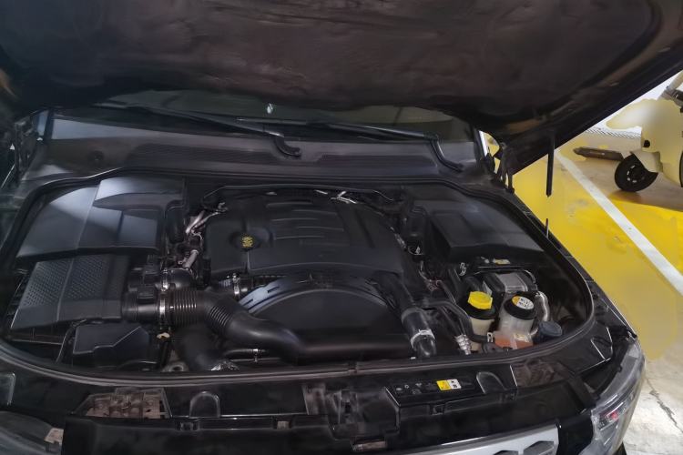 Used Land Rover Discovery 2011 3.0 SDV6 HSE Diesel Version Engine Bay