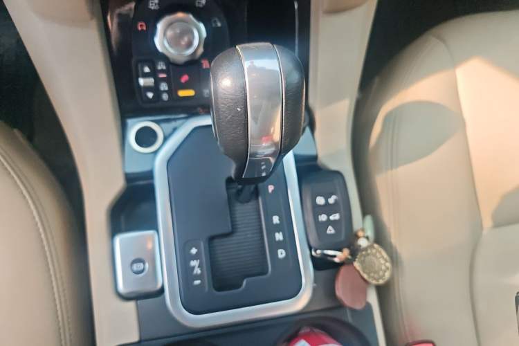 Used Land Rover Discovery 2011 4.0 V6 HSE Gear Lever