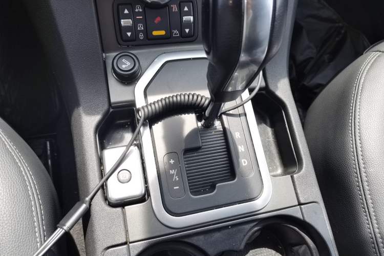 Used Land Rover Discovery 2011 3.0 SDV6 HSE Diesel Version Gear Lever