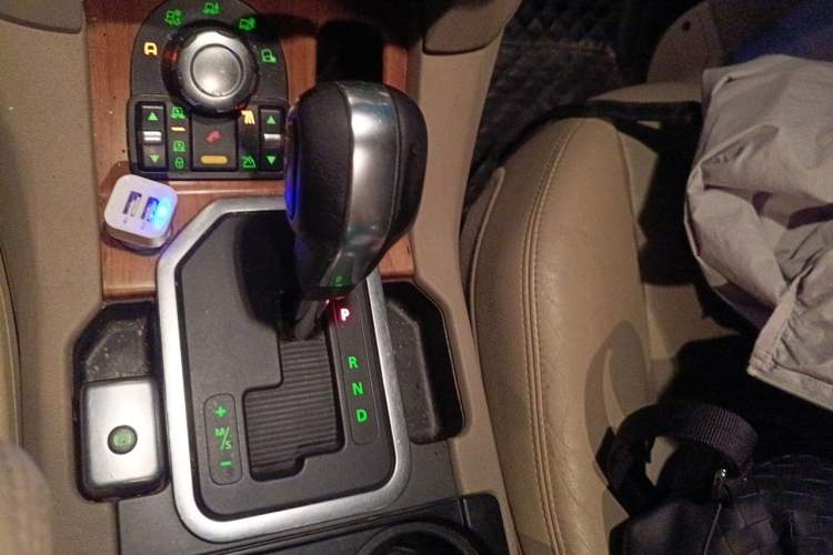 Used Land Rover Discovery 2011 3.0 SDV6 HSE Diesel Version Gear Lever