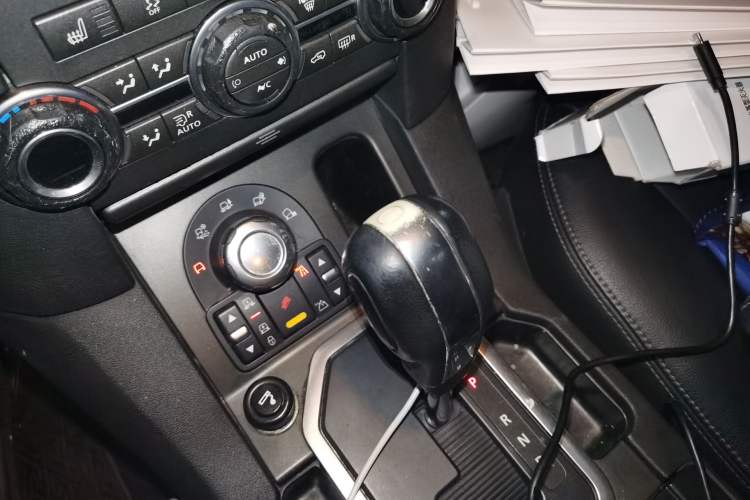 Used Land Rover Discovery 2011 3.0 SDV6 HSE Diesel Version Gear Lever