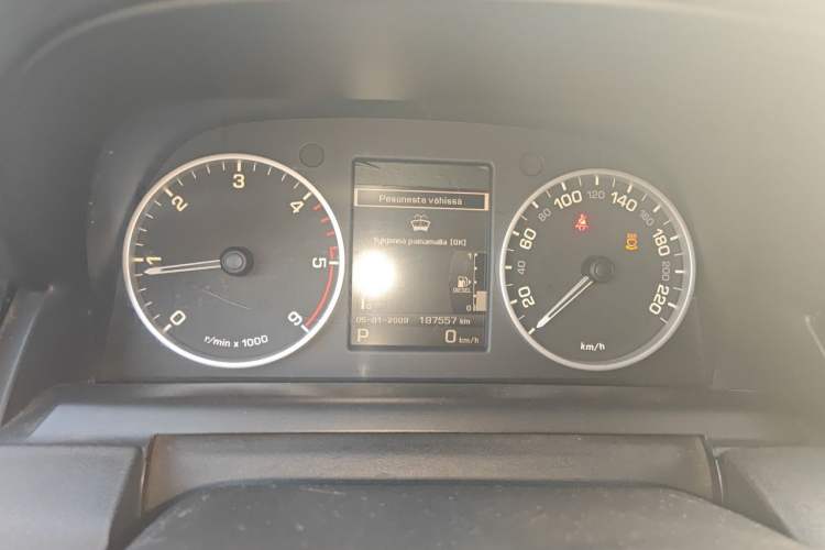 Used Land Rover Discovery 2011 3.0 SDV6 HSE Diesel Version Instrument Cluster