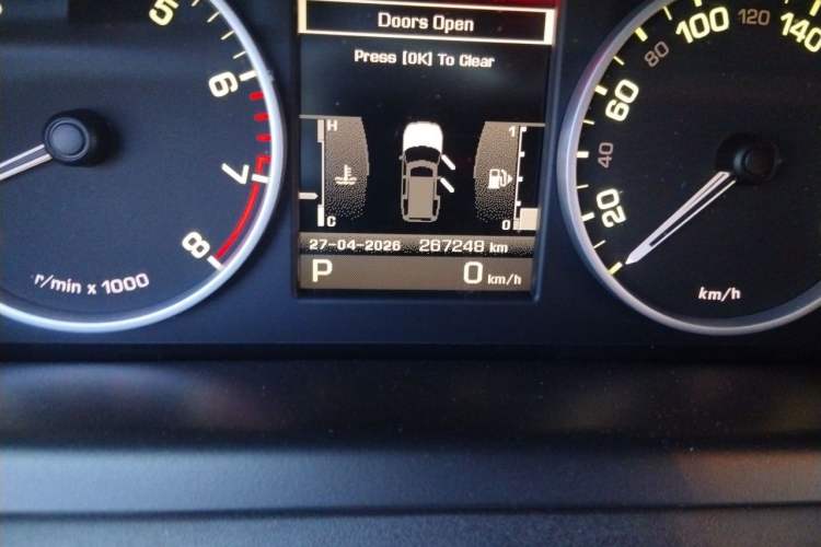 Used Land Rover Discovery 2011 5.0 V8 HSE Odometer Close Up
