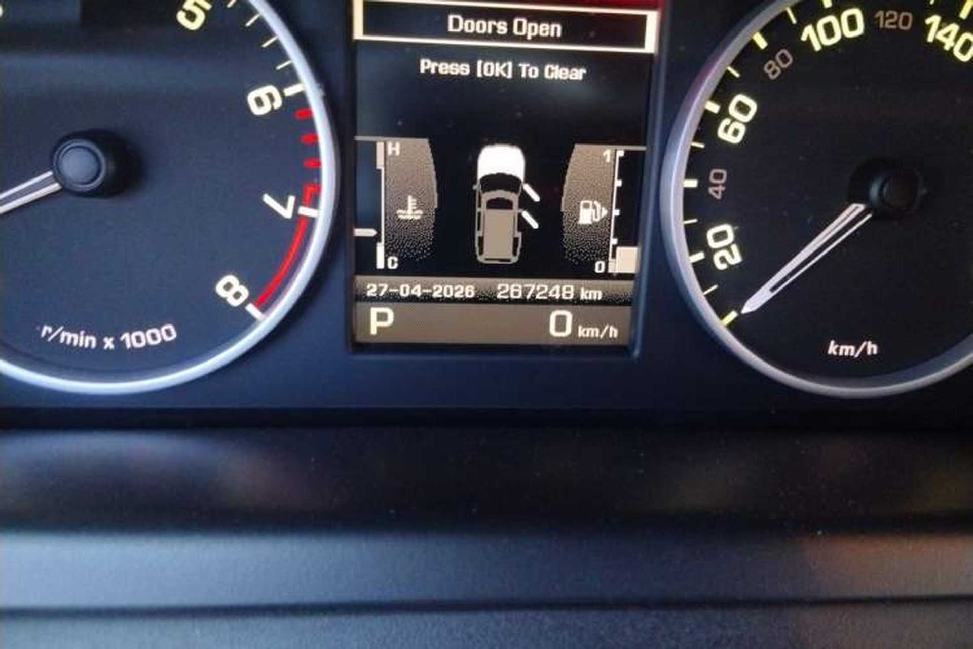 Used Land Rover Discovery 2011 5.0 V8 HSE Odometer Close Up