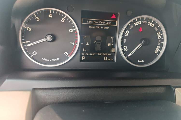 Used Land Rover Discovery 2011 4.0 V6 HSE Odometer Close Up