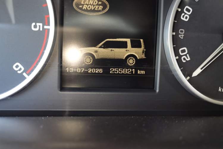 Used Land Rover Discovery 2011 3.0 SDV6 HSE Diesel Version Odometer Close Up