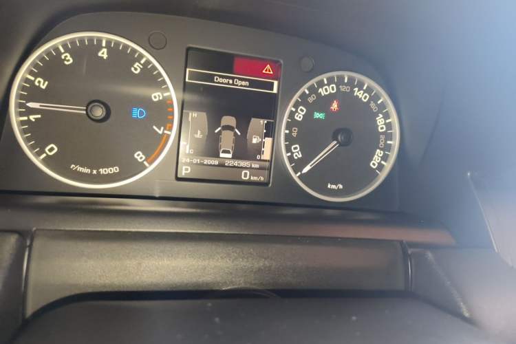 Used Land Rover Discovery 2011 5.0 V8 HSE Odometer Close Up
