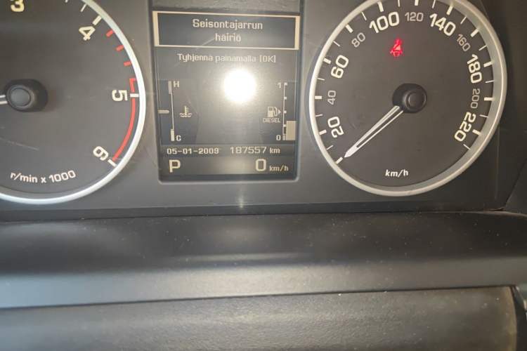 Used Land Rover Discovery 2011 3.0 SDV6 HSE Diesel Version Odometer Close Up