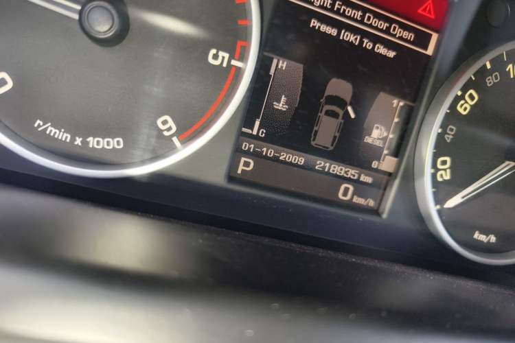 Used Land Rover Discovery 2011 3.0 SDV6 HSE Diesel Version Odometer Close Up