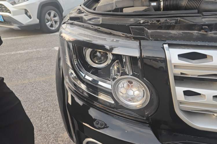 Used Land Rover Discovery 2011 3.0 SDV6 HSE Diesel Version Right Front Headlight