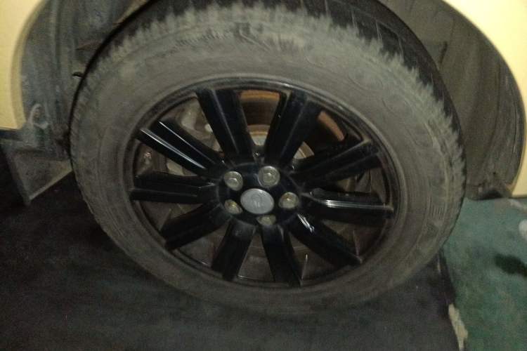 Used Land Rover Discovery 2011 3.0 SDV6 HSE Diesel Version Right Front Wheel Hub