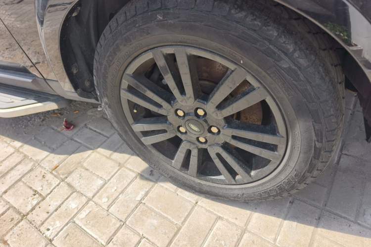 Used Land Rover Discovery 2011 3.0 SDV6 HSE Diesel Version Right Front Wheel Hub