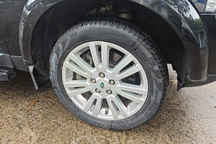 Used Land Rover Discovery 2011 3.0 SDV6 HSE Diesel Version Right Front Wheel Hub