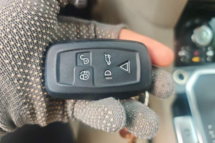 Used Land Rover Discovery 2011 4.0 V6 HSE Vehicle Key