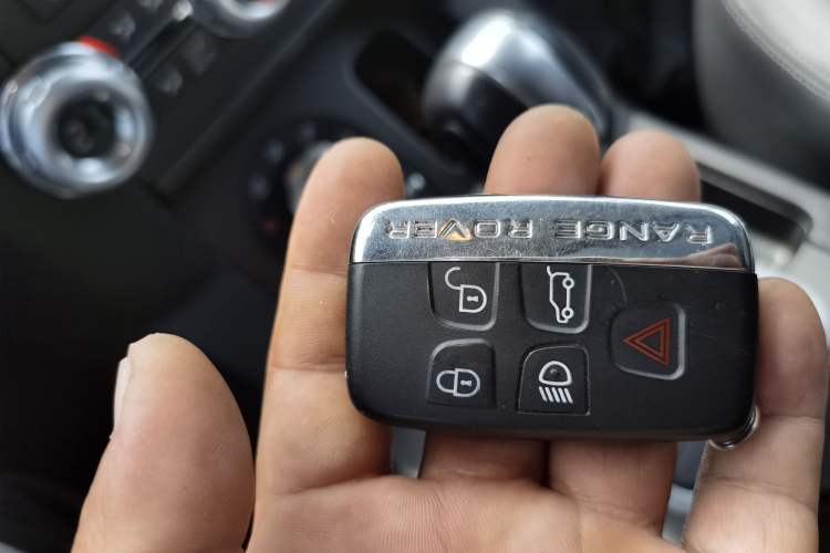 Used Land Rover Discovery 2011 3.0 SDV6 HSE Diesel Version Vehicle Key