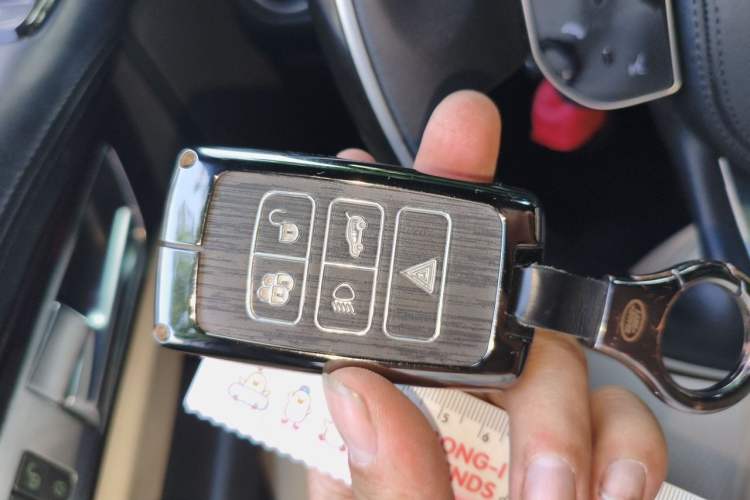 Used Land Rover Discovery 2011 3.0 SDV6 HSE Diesel Version Vehicle Key