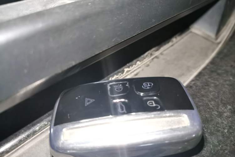 Used Land Rover Discovery 2011 3.0 SDV6 HSE Diesel Version Vehicle Key