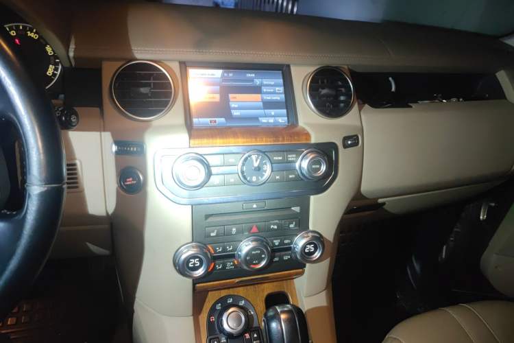 Used Land Rover Discovery 2011 3.0 SDV6 HSE Diesel Version Audio And AC Panel