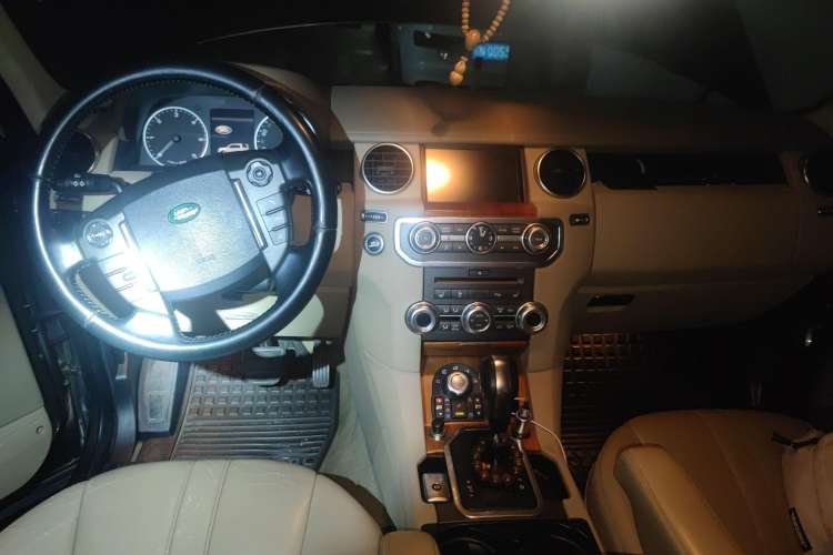 Used Land Rover Discovery 2011 3.0 SDV6 HSE Diesel Version Center Console