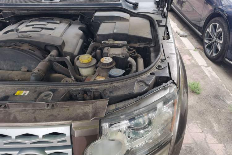 Used Land Rover Discovery 2011 3.0 SDV6 HSE Diesel Version Engine Bay Left
