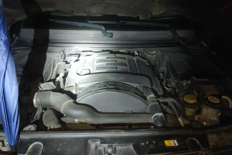 Used Land Rover Discovery 2011 3.0 SDV6 HSE Diesel Version Engine Bay