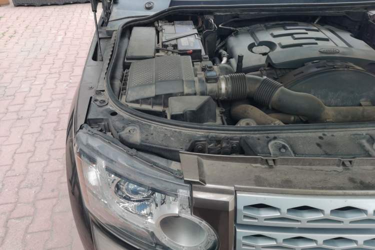Used Land Rover Discovery 2011 3.0 SDV6 HSE Diesel Version Engine Bay Right