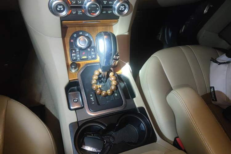 Used Land Rover Discovery 2011 3.0 SDV6 HSE Diesel Version Gear Lever