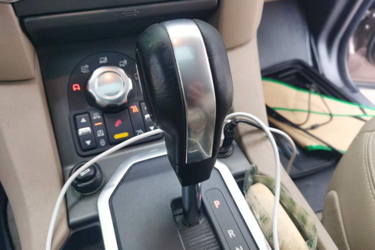 Used Land Rover Discovery 2011 3.0 SDV6 HSE Diesel Version Gear Lever