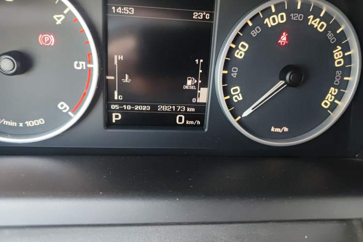 Used Land Rover Discovery 2011 3.0 SDV6 HSE Diesel Version Odometer Close Up