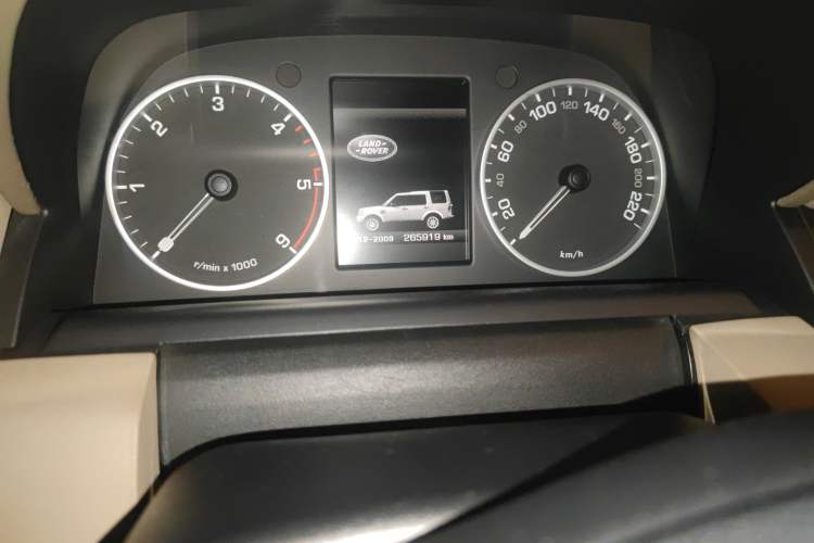 Used Land Rover Discovery 2011 3.0 SDV6 HSE Diesel Version Odometer Close Up