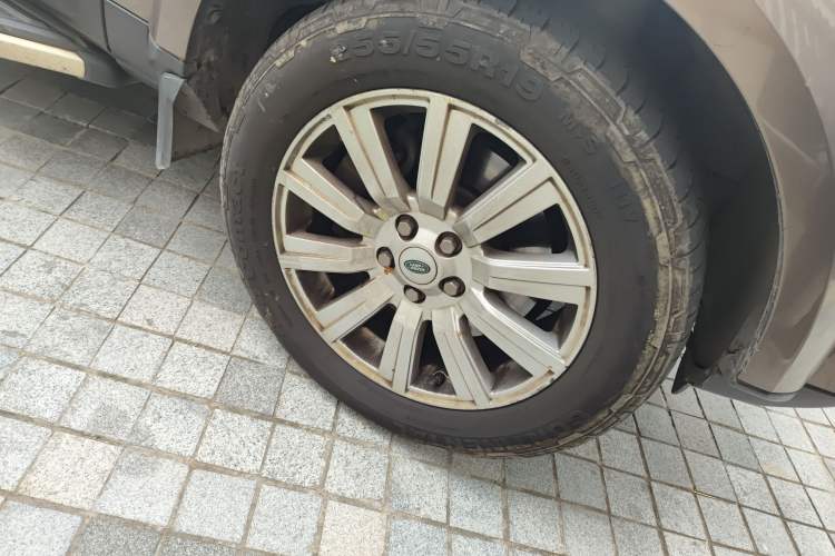 Used Land Rover Discovery 2011 3.0 SDV6 HSE Diesel Version Right Front Wheel Hub