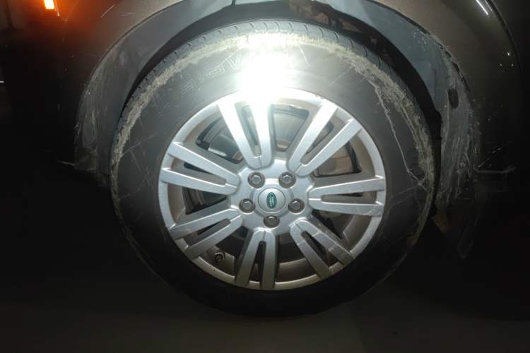 Used Land Rover Discovery 2011 3.0 SDV6 HSE Diesel Version Right Front Wheel Hub