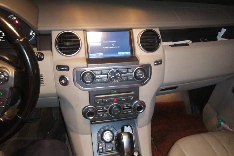Used Land Rover Discovery 2011 4.0 V6 HSE Audio And AC Panel