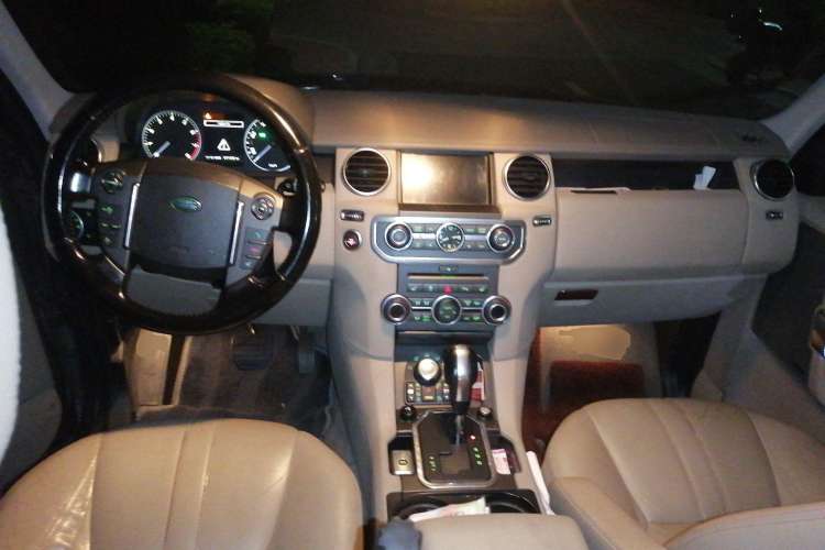 Used Land Rover Discovery 2011 4.0 V6 HSE Center Console