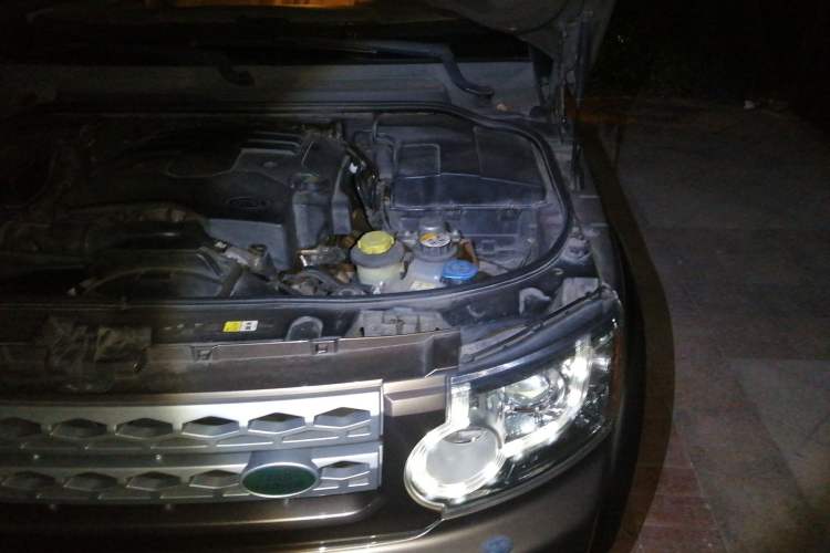 Used Land Rover Discovery 2011 4.0 V6 HSE Engine Bay Left