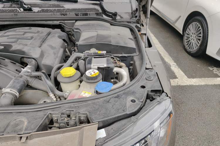 Used Land Rover Discovery 2011 3.0 SDV6 HSE Diesel Version Engine Bay Left