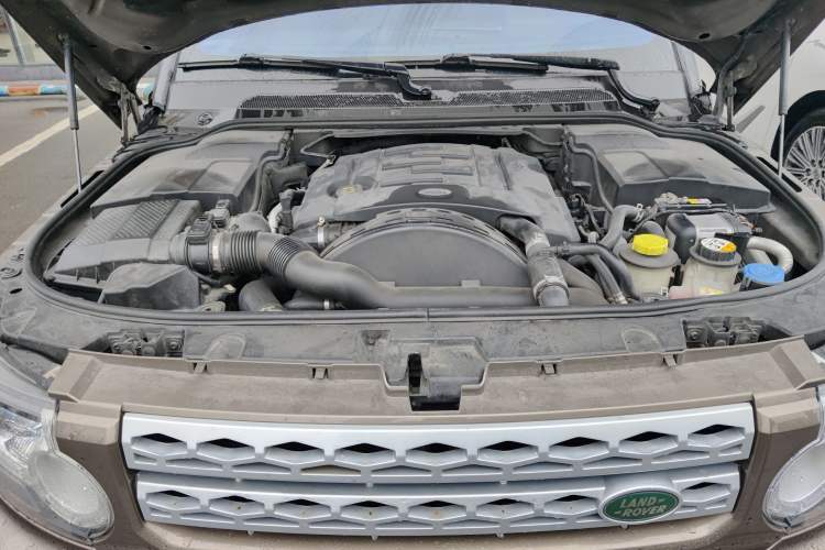 Used Land Rover Discovery 2011 3.0 SDV6 HSE Diesel Version Engine Bay