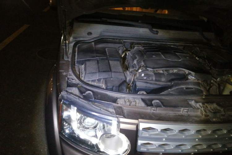 Used Land Rover Discovery 2011 4.0 V6 HSE Engine Bay Right