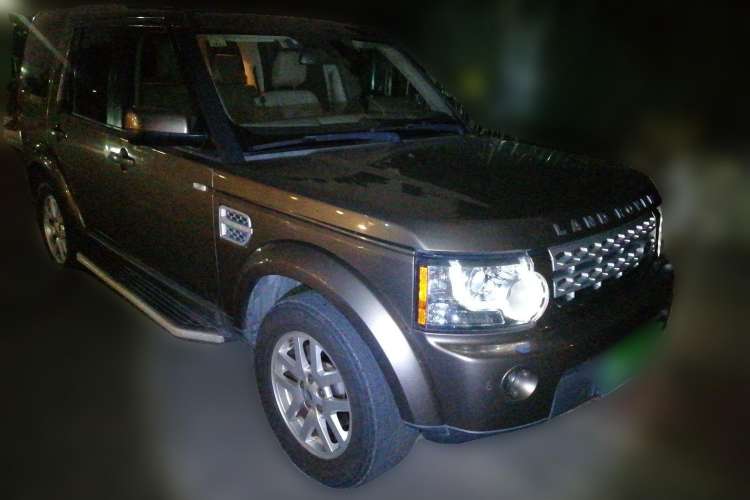 Used Land Rover Discovery 2011 4.0 V6 HSE Front Right 45 Deg