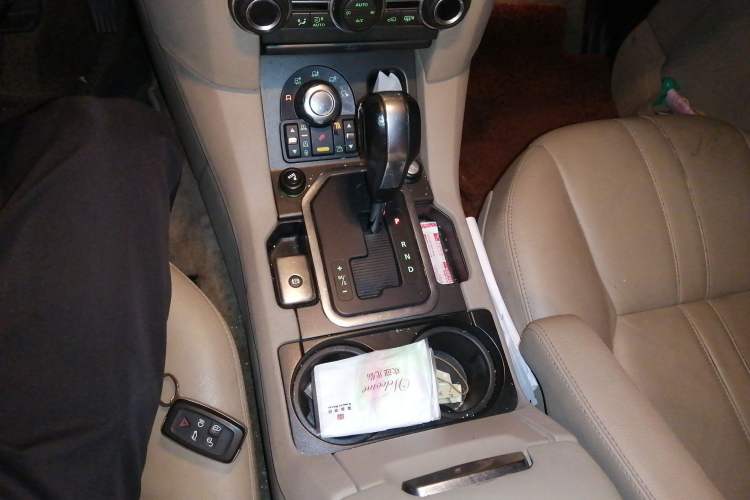 Used Land Rover Discovery 2011 4.0 V6 HSE Gear Lever