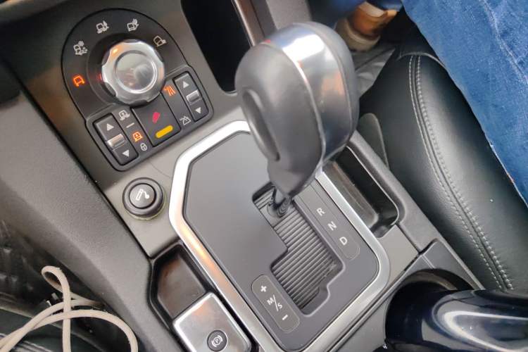 Used Land Rover Discovery 2011 3.0 SDV6 HSE Diesel Version Gear Lever