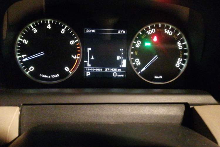 Used Land Rover Discovery 2011 4.0 V6 HSE Odometer Close Up