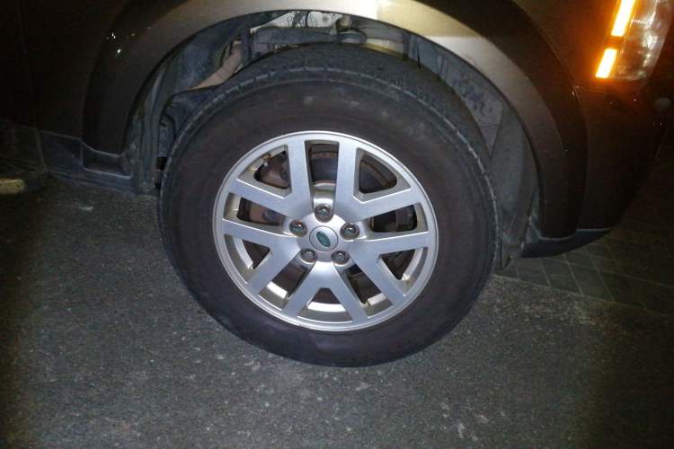 Used Land Rover Discovery 2011 4.0 V6 HSE Right Front Wheel Hub