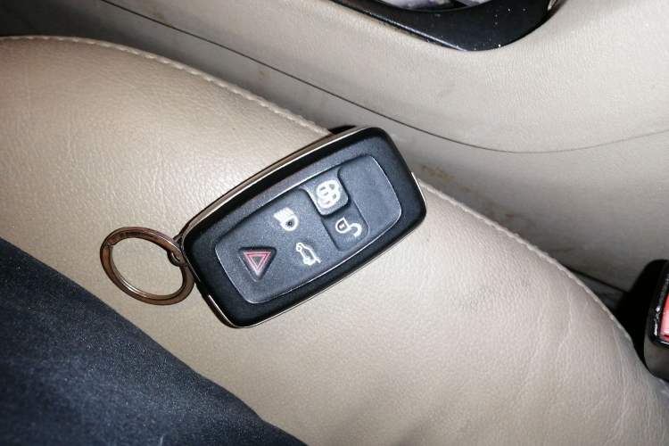 Used Land Rover Discovery 2011 4.0 V6 HSE Vehicle Key