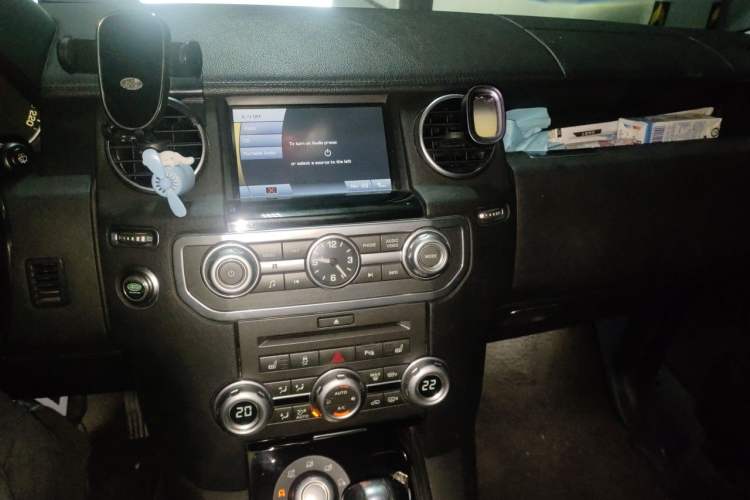 Used Land Rover Discovery 2011 3.0 SDV6 HSE Diesel Version Audio And AC Panel